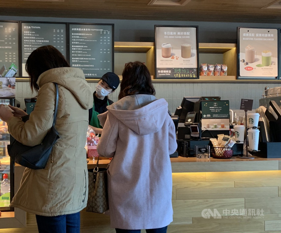 大江購物中心遭誤列染疫醫師足跡,經停業消毒後13日恢復營業,有客人前往購買咖啡。中央社記者葉臻攝 110年1月13日