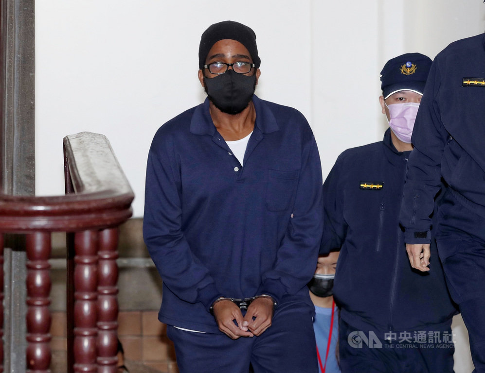 加拿大男子顏柏萊因毒品糾紛遭分屍案,二審13日宣判。台灣高等法院提訊在押的美國籍被告班特(左)到庭聆判。中央社記者張皓安攝 110年1月13日