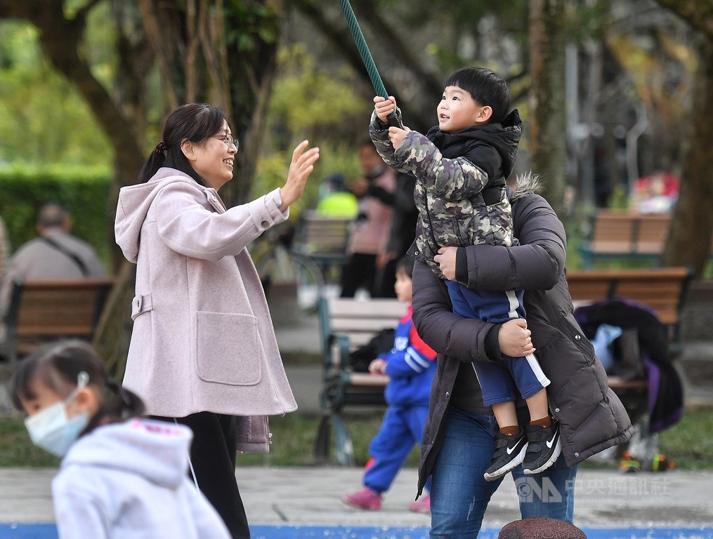氣象局表示,15日因輻射冷卻,高雄以北、宜花、金門等地區清晨仍會有攝氏10度以下低溫,但白天高溫都約24、25度,日夜溫差可達16、17度。(中央檔案照片)