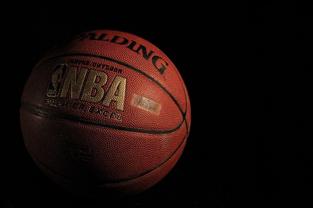美國職籃NBA13日晚間宣布延後15日的兩場比賽:華盛頓巫師對上底特律活塞,以及金州勇士對上鳳凰城太陽。巫師和太陽因追蹤接觸史的關係,兩隊能上場的球員不到聯盟規定的8人下限。(示意圖/圖取自Pixabay圖庫)
