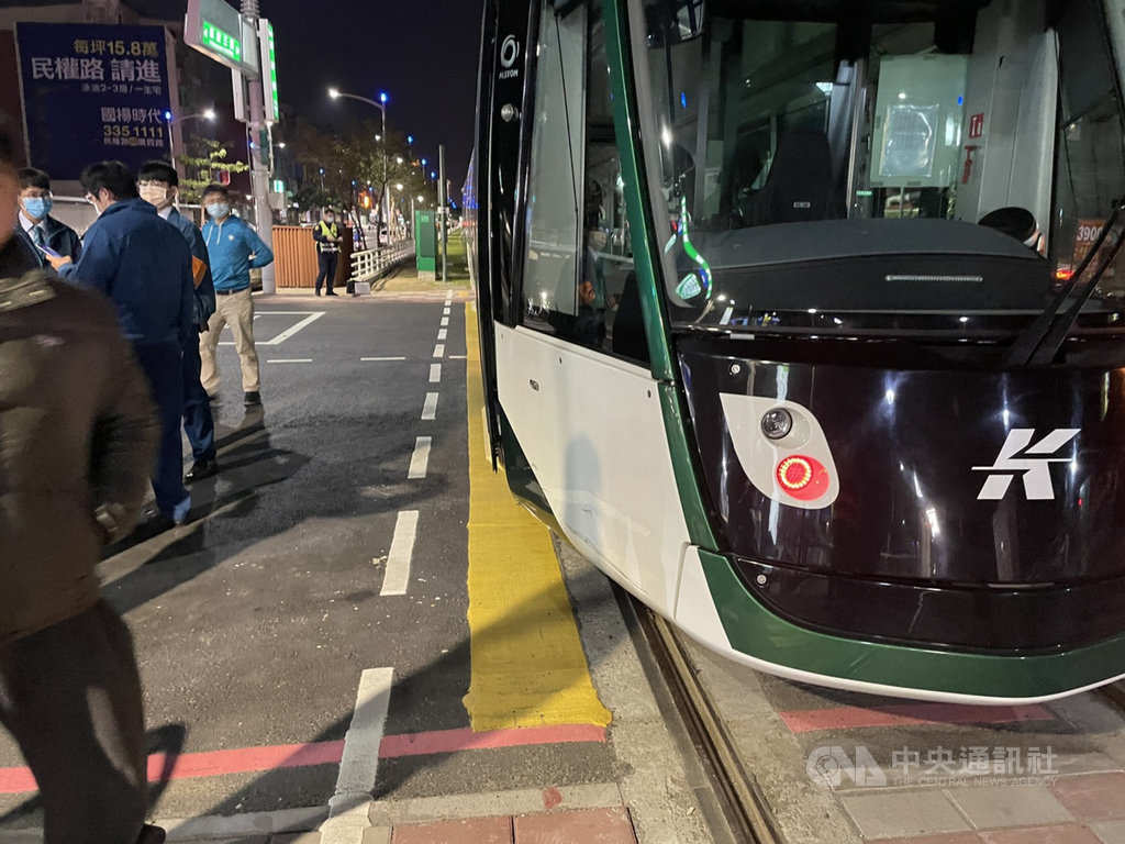 高雄捷運輕軌大南環12日下午通車,13日晚上近9時許南行於凱旋、武昌路口要進C35車站前,遭機車撞擊,列車停駛。(高雄市警方提供)中央社記者王淑芬傳真 110年1月14日