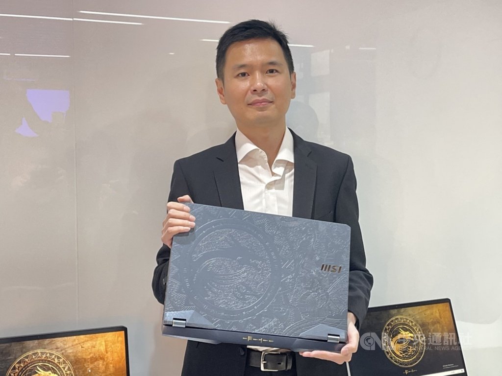 電競大廠微星14日舉行線上發表會,推出搭載NVIDIA GeForce RTX 3080獨立顯示卡的新筆電,微星筆電業務暨行銷總監陳禮群看好今年筆電營收及出貨量將年增雙位數百分比。中央社記者吳家豪攝 110年1月14日