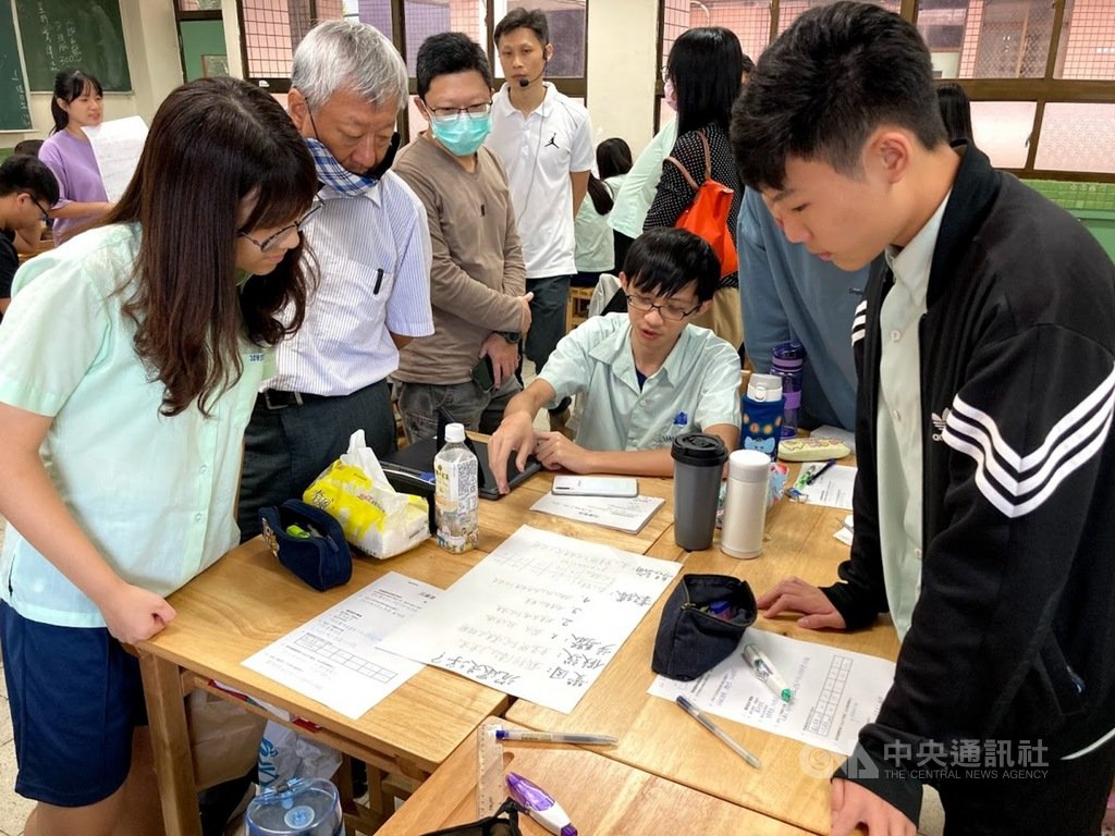 大學考招新制將於111學年度上路,教育部「大學招生專業化辦公室」日前邀請10多名大學教授前往台北市松山高中觀課。(教育部提供)中央社記者陳至中台北傳真 110年1月14日