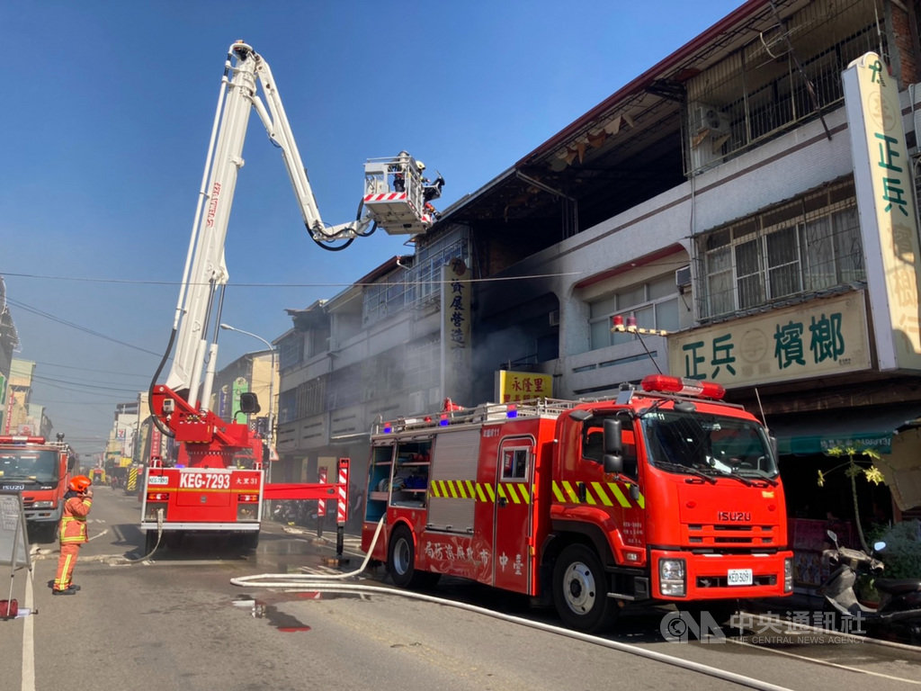 台中市太平區永隆里長辦公服務處14日發生火警,火勢一發不可收拾,消防局獲報到場搶救,幸無人傷亡。(民眾提供)中央社記者蘇木春傳真 110年1月14日
