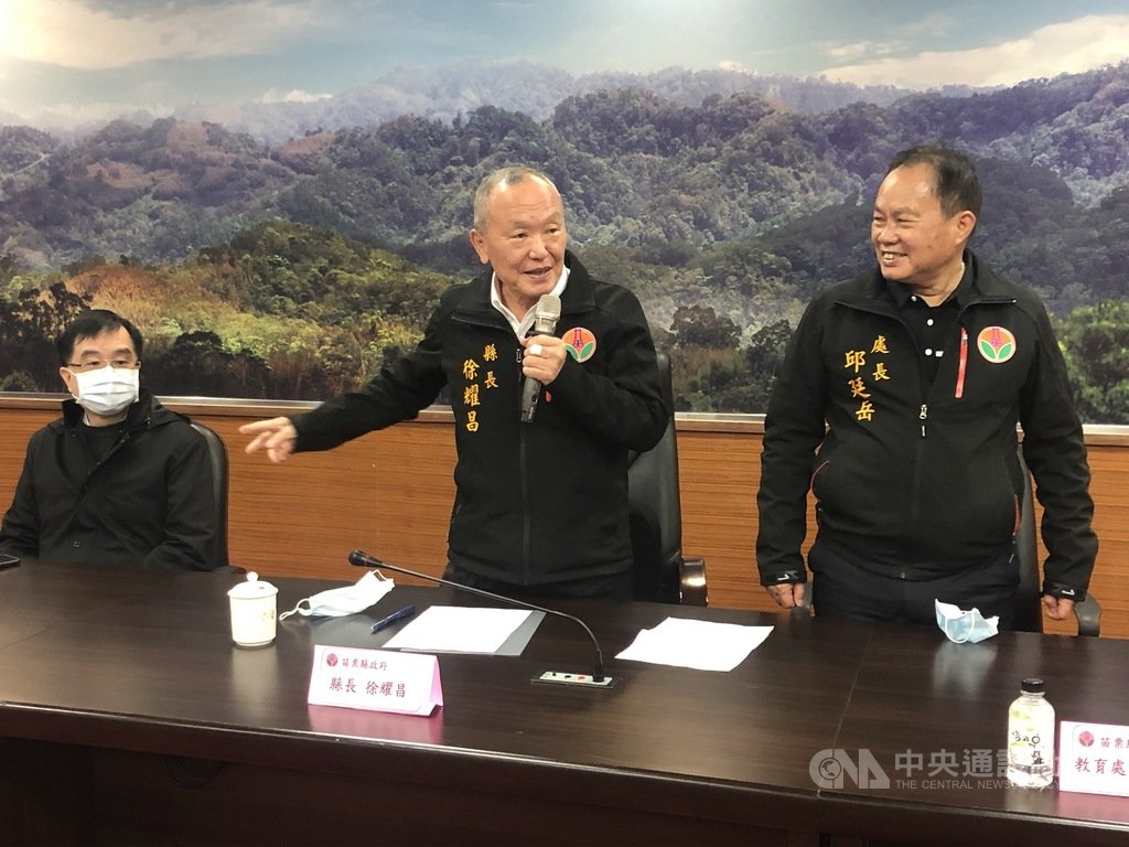 苗栗縣長徐耀昌(中)日前因腰椎不適,進行手術治療恢復良好,14日銷假上班,出席公開行程。中央社記者管瑞平攝 110年1月14日