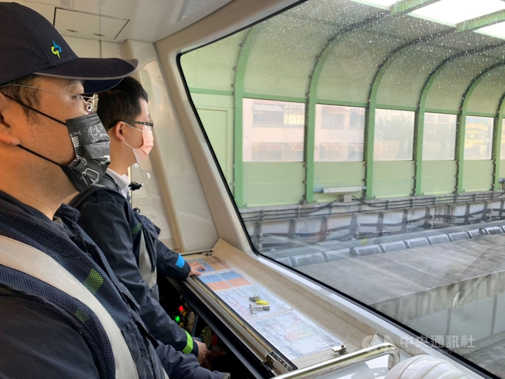 台中捷運綠線電聯車半永久聯結器升級版軸心,已全數運抵北屯機廠,首列完成軸心升級車14日首發上線運轉測試,中捷表示,依北捷局與廠商所提計畫,升級版軸心裝設作業預計可在2月2日全數完成。(中捷公司提供)中央社記者蘇木春傳真 110年1月14日