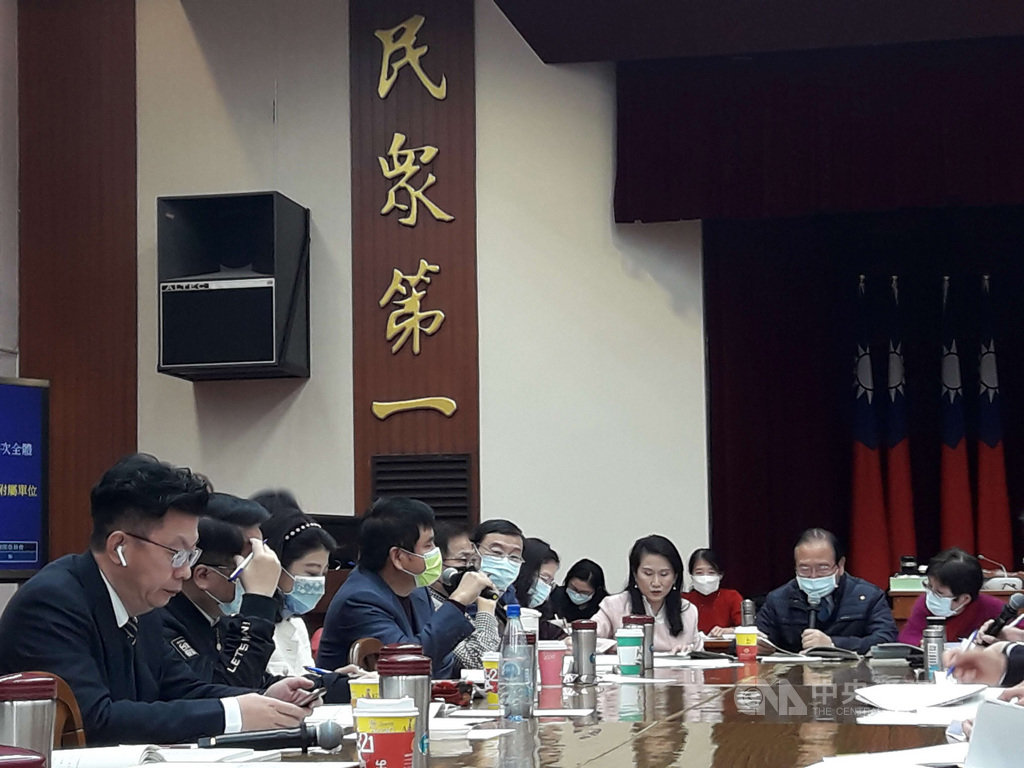 立法院臨時會財政委員會議14日處理110年度中央政府總預算案附屬單位預算營業部分,台灣金控和台灣菸酒公司預算案均編有新台幣5000元支應「中華民國紅十字總會團體會員會費」,引發立委討論。中央社記者范正祥攝 110年1月14日