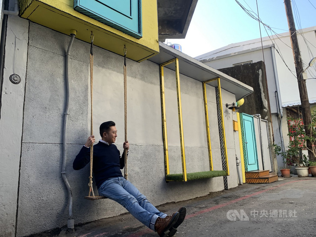 新竹市西市仔商圈一帶近日進行改造,設置了鞦韆與小綠門等裝置藝術,提供民眾休憩,新竹市長林智堅14日前往視察體驗,歡迎民眾走訪。中央社記者郭宣彣攝 110年1月14日