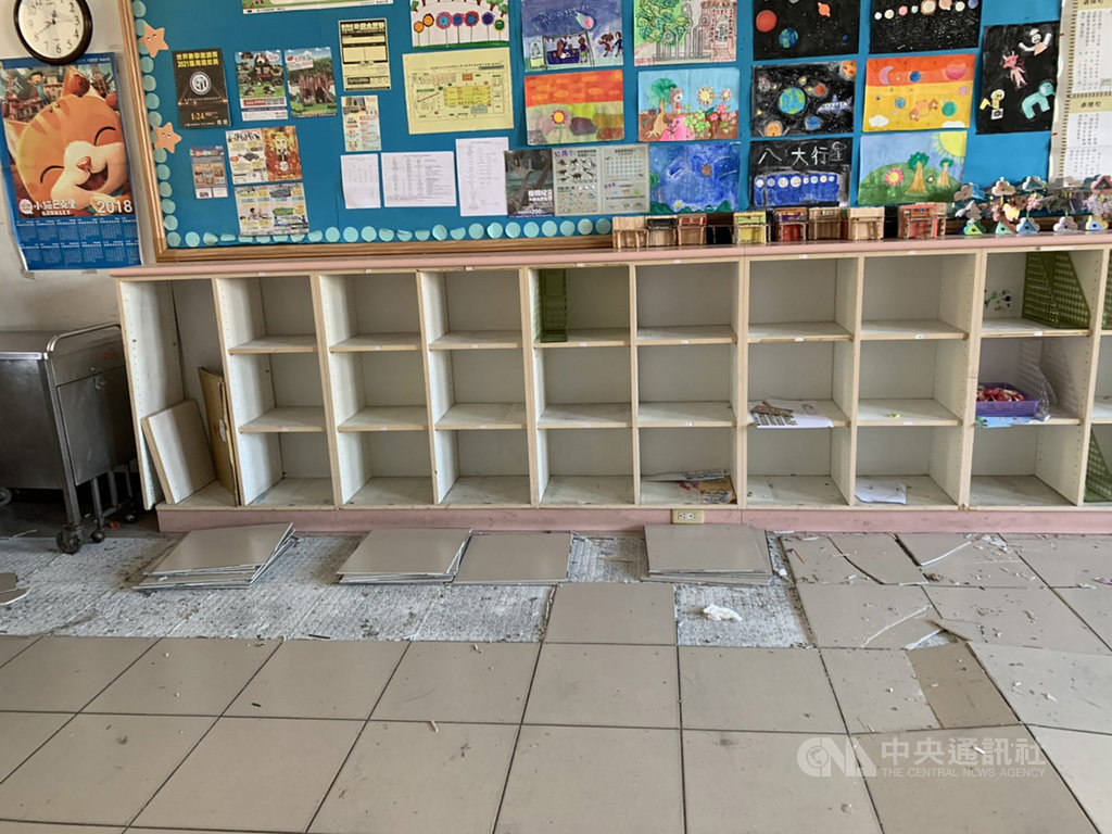 疑因溫差大,雲林縣鎮西國小13日發生教室磁磚爆裂,學校緊急拉封鎖線並將學生換到其它教室上課。(翻攝畫面)中央社記者姜宜菁傳真 110年1月14日