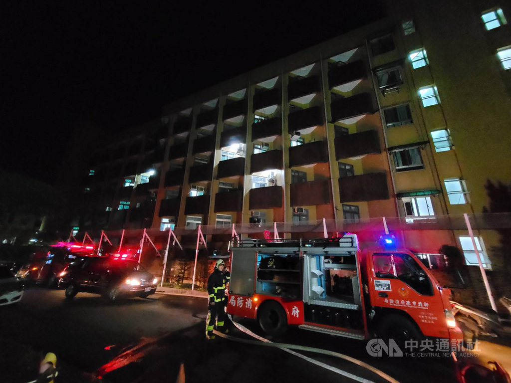 新北市消防局14日晚間獲報,指新店區屈尺路上一棟6層樓的老人之家發生火警,消防人員趕抵現場發現起火點在3樓,30分鐘內撲滅火勢,幸無人受傷,僅1名90多歲長者因吸入濃煙又受到驚嚇,被預防性送醫。(民眾提供)中央社記者沈佩瑤新北市傳真 110年1月14日