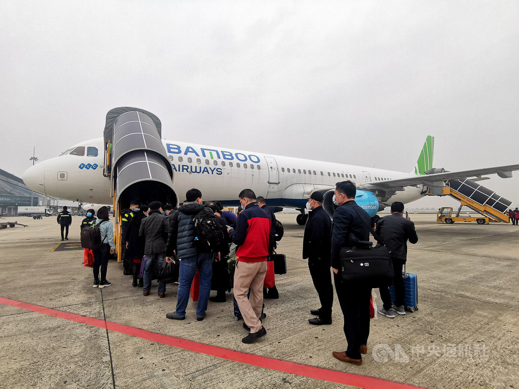 越南2020年共有338家經營國際旅遊業務的旅行社收攤。有越南官員認為,越南何時才能重迎國際旅客仍不確定,建議業者先專注於經營國內市場。圖為搭機出遊的越南國旅旅客。攝於110年1月6日。中央社記者陳家倫河內攝 110年1月14日