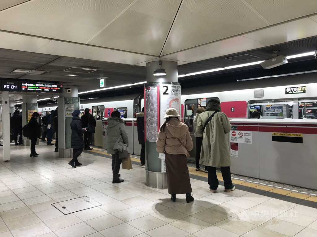 日本東京都的地鐵大江戶線列車駕駛發生群聚感染,從去年底到今年初有38人確診武漢肺炎,導致列車減班3成。經過調查,問題可能出在宿舍的水龍頭。圖為1月8日本地鐵東京都營的大江戶線月台。中央社記者楊明珠東京攝 110年1月14日