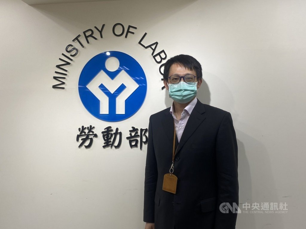 台印雙邊原訂14日上午要召開第二次會議討論印尼移工零付費政策,勞動部勞動力發展署組長薛鑑忠(圖)表示,13日晚上11時臨時接到外館通知,印方要延後會議,但延後原因未知。中央社記者吳欣紜攝 110年1月14日