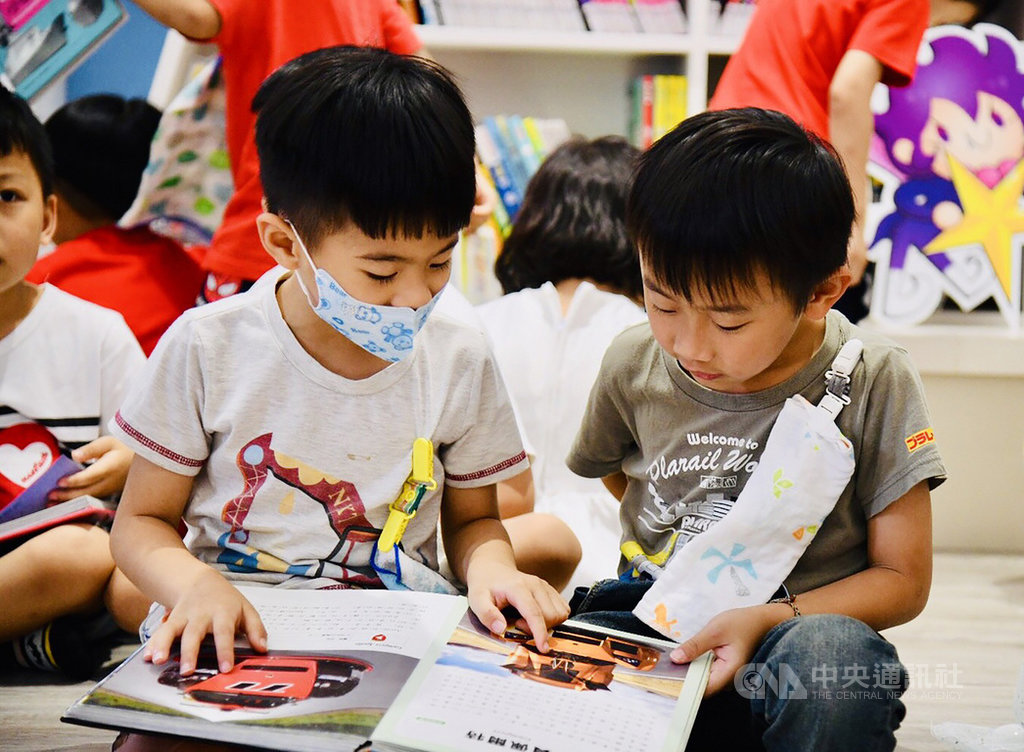 基隆市政府以「誰來基隆」系列繪本為主題,14日起至18日在學校的社區共讀站舉辦「城市在閱讀-認識基隆」巡迴講座,5名作者將現身說法,邀請社區居民一同從繪本中瞭解城市故事。(基隆市政府提供)中央社記者王朝鈺傳真 110年1月14日