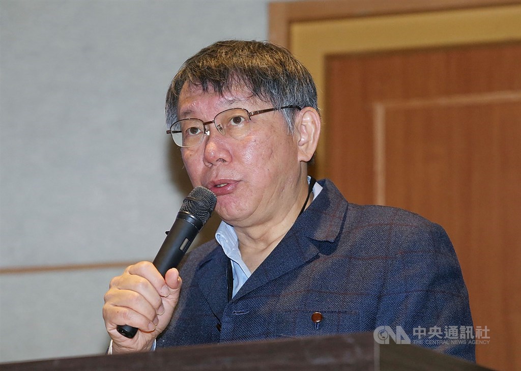 針對前衛生署長楊志良稱應將感染武漢肺炎的醫師開除,台北市長柯文哲(圖)說「可以怪說穿脫衣服、保護做得不太好」,重點是事後關心與鼓勵,醫護人員隨時緊繃神經也不容易。(中央社檔案照片)
