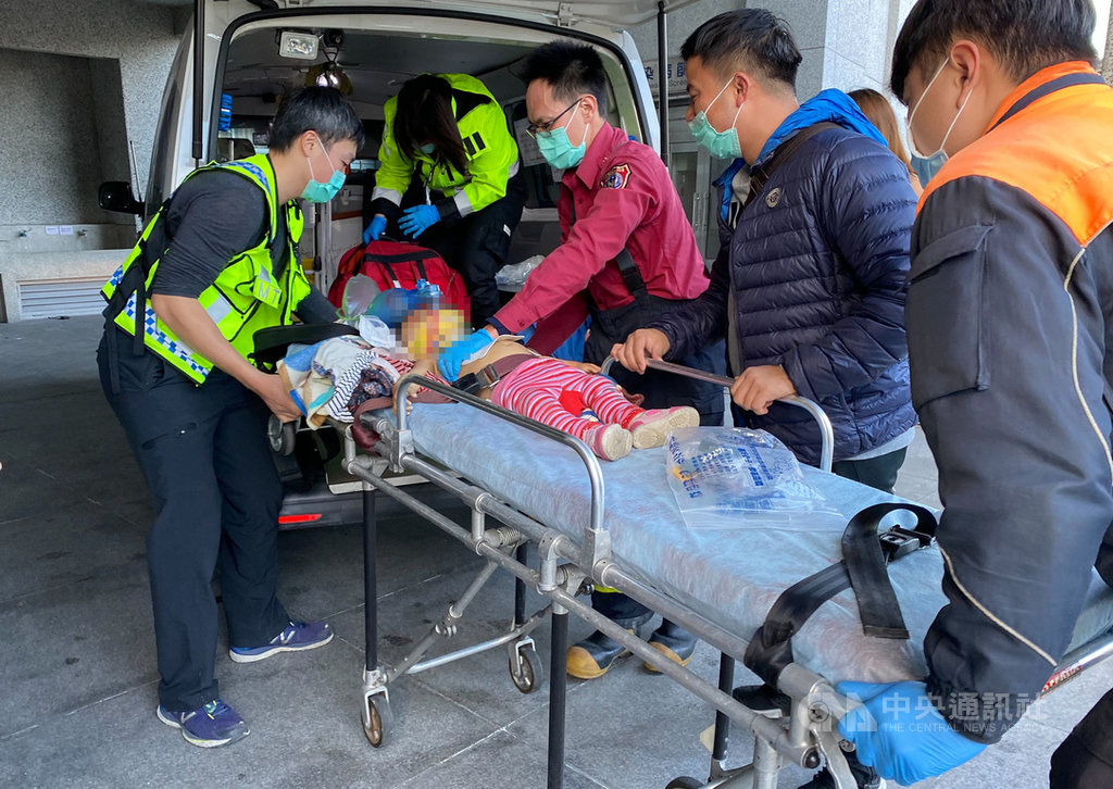 一名林姓女子14日下午駕駛自小客車送家人回花蓮縣和平村,家人下車後,疑因沒注意到2歲林姓女童在車頭左前方而撞上輾過,消防人員獲報到場時女童已呈OHCA (到院前心肺功能停止),緊急送醫仍宣告不治。(民眾提供)中央社記者張祈傳真 110年1月14日