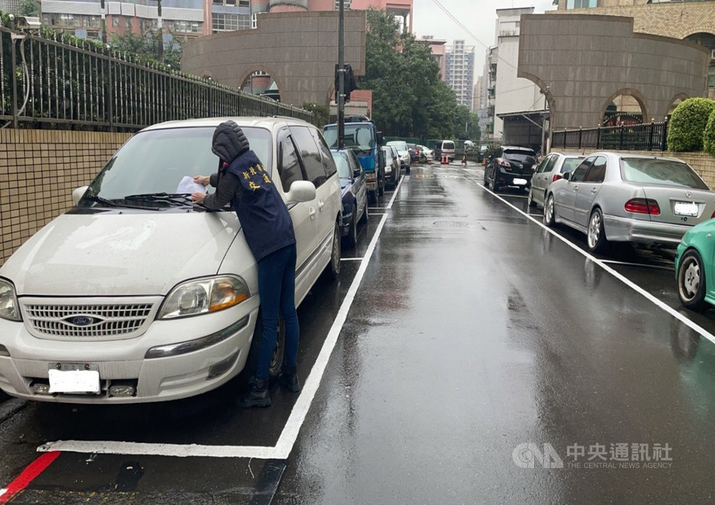 新北市汐止區康寧街和明峰街巷弄間公有汽車停車格位18日起收費,收費時間為週一至週五的上午7時至晚間8 時,每半小時計費新台幣10元,共計16格。(新北市交通局提供)中央社記者沈佩瑤新北市傳真 110年1月14日