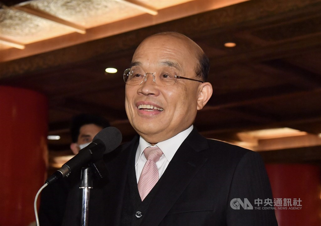 行政院長蘇貞昌(圖)針對近期新增兩起醫護確診武漢肺炎本土案例說,過去1年政府有處理院內感染的經驗,請大家給予醫護支持,也無需過度恐慌。(中央社檔案照片)