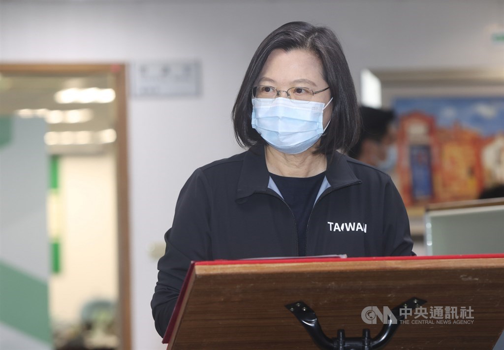 振宇五金行桃園國際店送飲料至院內感染醫院慰勞醫護人員,總統蔡英文14日盛讚店家舉動就像太陽一樣溫暖,並強調,病毒再厲害也比不上人心的團結。(中央社檔案照片)