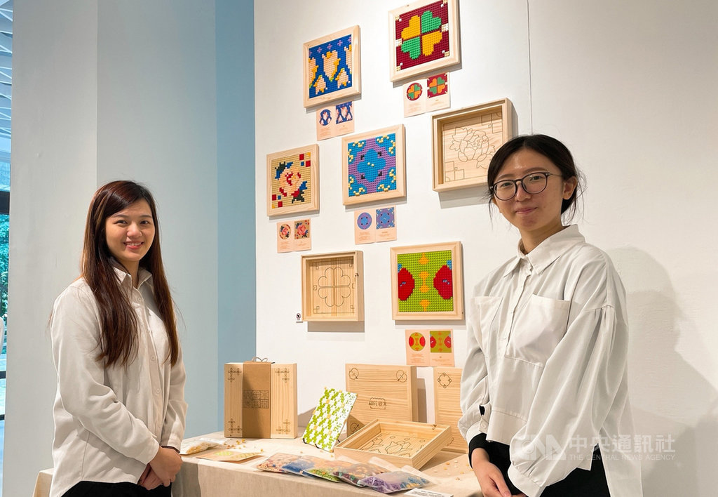 台北科技大學文化事業發展系學生以積木拼畫為媒介,保存台灣老花磚之美,讓老花磚重新成為現代人的家用裝飾。(北科大提供)中央社記者許秩維傳真 110年1月14日