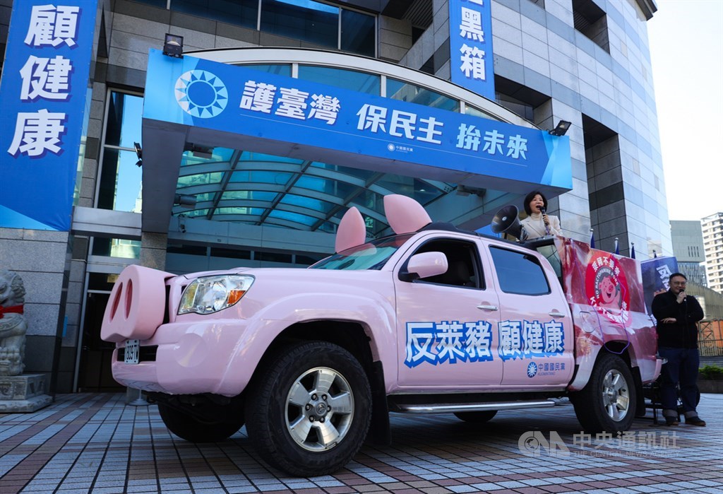 為反對萊豬進口,國民黨力拚食安、公投綁大選公投案二階段連署,特別製作的反萊豬皮卡14日首度在國民黨中央黨部亮相,未來在各地舉辦的公投連署遊行及宣講活動上都可以看到。中央社記者謝佳璋攝 110年1月14日