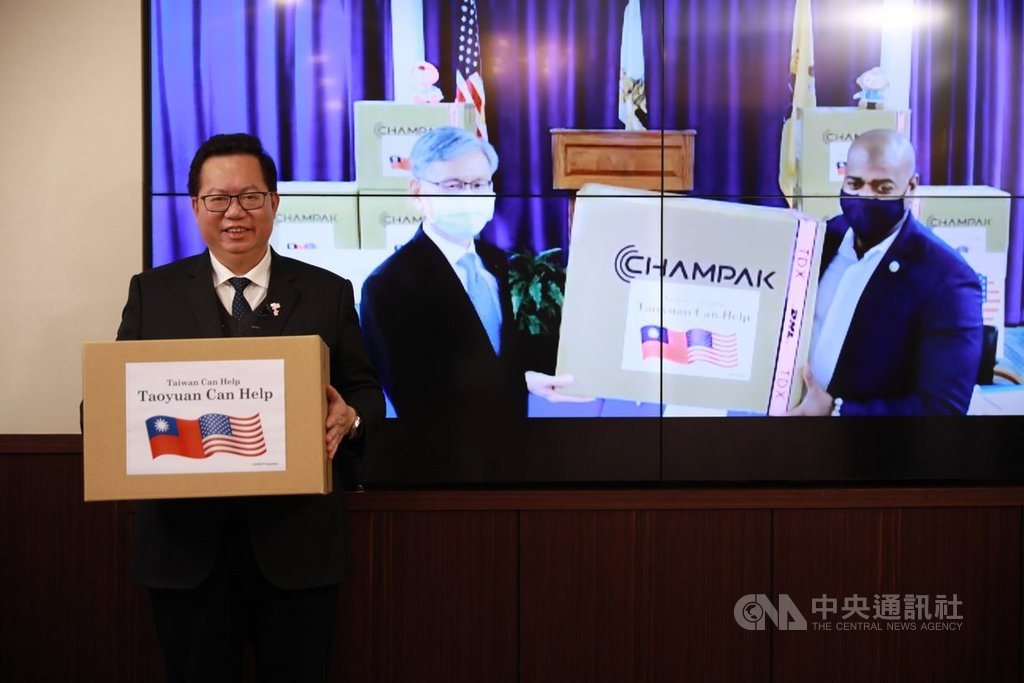 桃園市長鄭文燦(左)美東時間12日見證駐紐約辦事處長李光章(中)代表中華民國與桃園市政府向美國新澤西州紐瓦克市捐贈口罩,右為紐瓦克市長巴拉卡。(駐紐約辦事處提供)中央社記者尹俊傑紐約傳真 110年1月14日