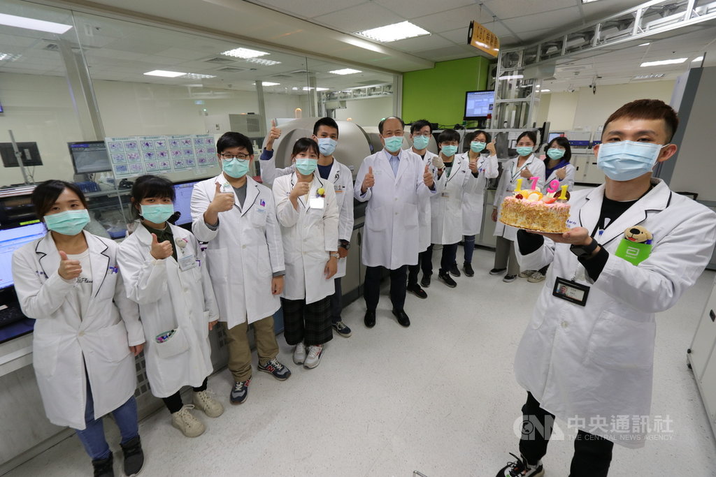 國內出現醫護染疫個案,14日適逢醫檢師節,亞洲大學附屬醫院長許永信獻上蛋糕為醫檢師打氣,上面插了「1791」4根蠟燭,意謂「一起加油」,並呼籲全民用鼓勵取代質疑,支持醫護人員,打贏抗疫這一仗。(亞大醫院提供)中央社記者蘇木春傳真 110年1月14日