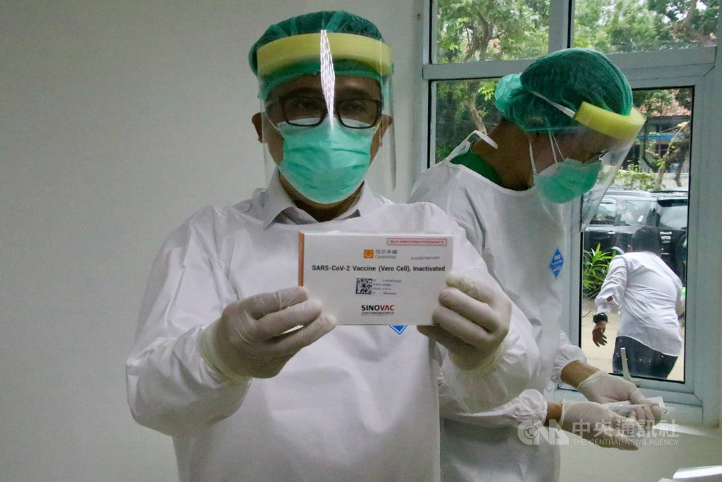 印尼施打疫苗計畫14日展開,目前使用的是中國科興生物技術公司(Sinovac)的疫苗。中央社記者石秀娟雅加達攝 110年1月14日