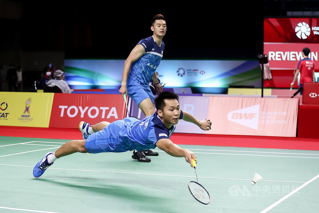 世界排名第7的台灣羽球男雙組合李洋(飛撲救球者)、王齊麟14日在泰國羽球公開賽男雙次輪,以直落二擊敗地主組合蘇柏與吉丁努蓬,晉級8強。(泰國羽球協會提供)中央社記者呂欣憓曼谷傳真 110年1月14日