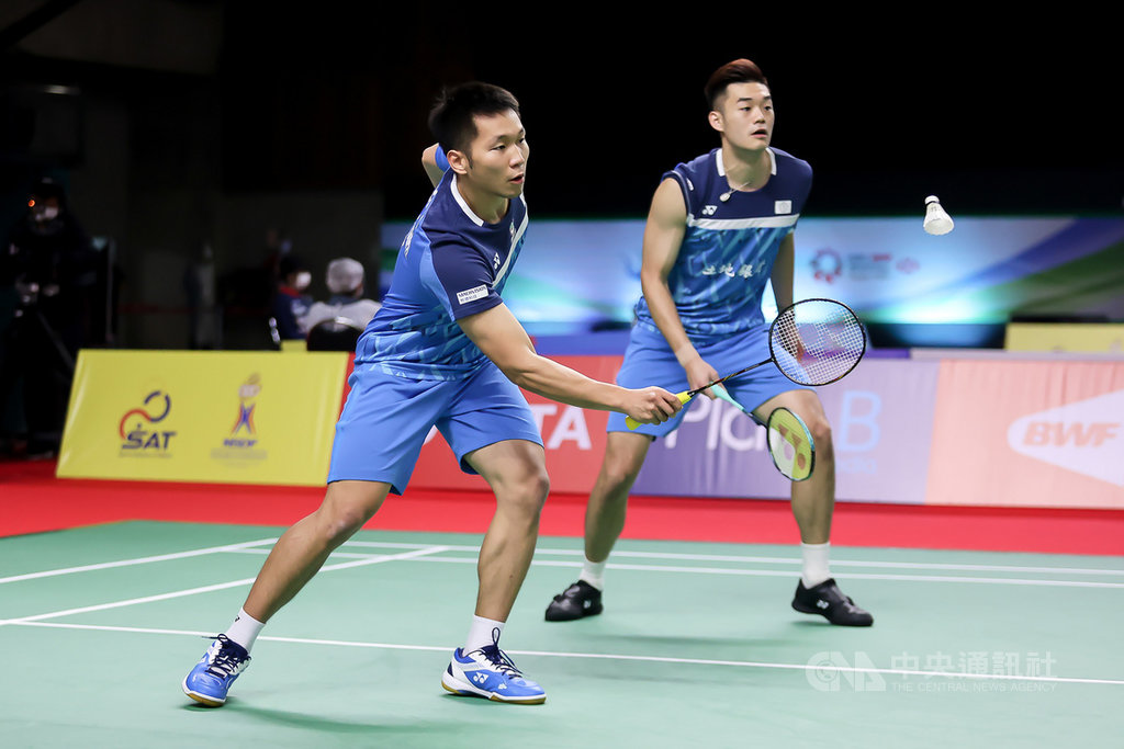 世界排名第7的台灣羽球男雙組合李洋(左)、王齊麟14日在泰國羽球公開賽男雙次輪,以21比14、21比18輕取地主組合蘇柏與吉丁努蓬。(泰國羽球協會提供)中央社記者呂欣憓曼谷傳真 110年1月14日