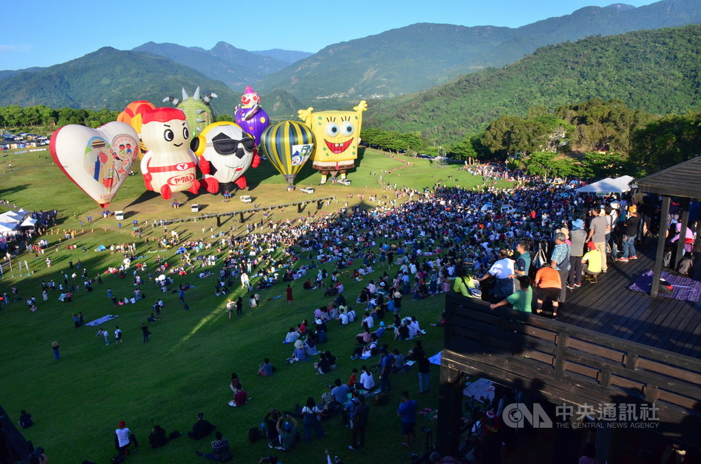 受武漢肺炎(2019冠狀病毒疾病,COVID-19)疫情影響,國內旅遊大爆發,尤其是零確診的台東更是國內旅遊首選,知名景點的人潮幾乎沒有淡旺季和例假日差別。圖為2020年暑假的熱氣球嘉年華人潮。中央社記者盧太城台東攝 110年1月14日