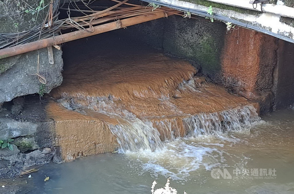 南亞塑膠公司抽取地下水後,沉澱池廢泥水管線13日上午突然無預警破裂,導致泥水大量外流,污染地面、河川,新北市環保局稽查後告發處罰。(新北市環保局提供)中央社記者黃旭昇新北市傳真 110年1月14日