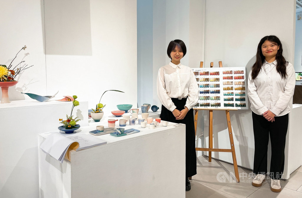 台北科技大學文化事業發展系學生近期將舉行畢展,學生許閔婷、柳欣晏(右)發揮考究精神,創作富有台北特色的陶瓷咖啡杯組與盆景藝術,以景緻色彩連結地區文化。(北科大提供)中央社記者許秩維傳真 110年1月14日