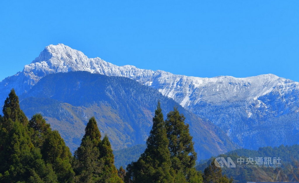 阿里山國家森林遊樂區小笠原山觀景平台,具有360度環景視野,近日可遠眺玉山白頭雪景、還能俯視南投縣信義鄉山景。(黃源明提供)中央社記者蔡智明傳真 110年1月14日