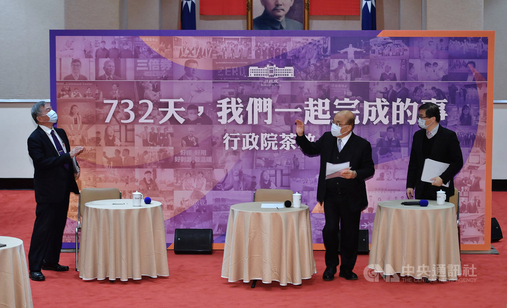 行政院長蘇貞昌(中)14日就任2週年,下午與副院長沈榮津(左)、秘書長李孟諺(右)出席媒體茶敘,蘇貞昌說,對於院長職務,他從不厭也不倦,依然熱情昂揚,很珍惜有機會為台灣做事中央社記者王飛華攝 110年1月14日