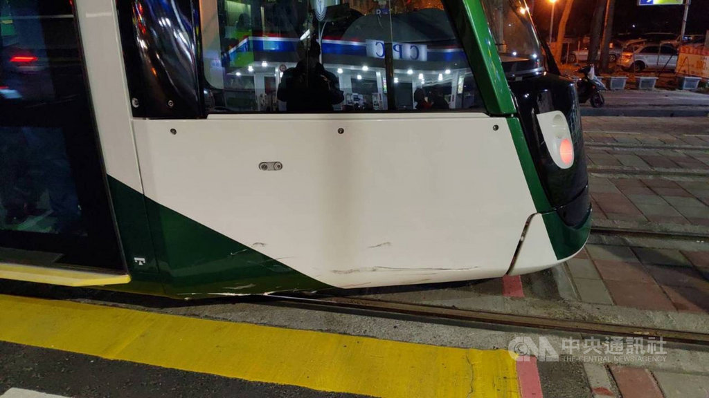 高雄輕軌大南環線12日下午4時通車,13日晚上列車要駛進C35車站前遭機車撞擊,列車車頭輕微受損。(民眾提供)中央社記者王淑芬傳真 110年1月14日