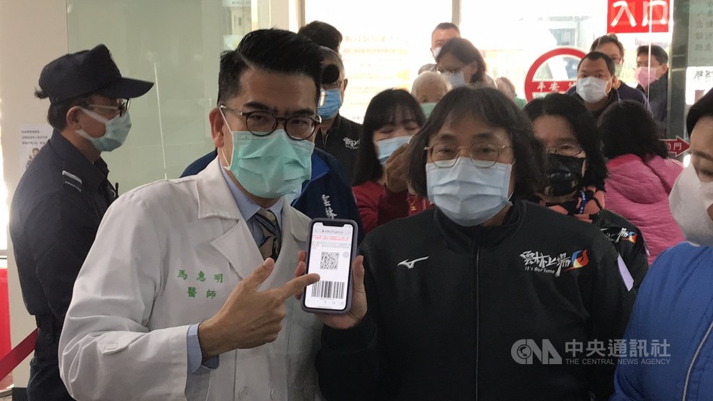 台大醫院雲林分院推出「預約探病APP」或線上預約,可省去在醫院門口填寫資料流程,省時、降低感染風險。中央社記者姜宜菁攝 110年1月14日