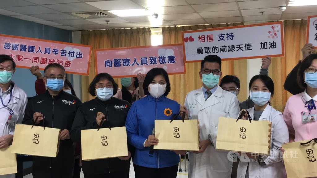為強化雲林縣醫院防疫措施,雲林縣長張麗善(中)14 日到台大醫院雲林分院視察防疫措施,並贈送滴雞精給醫護人員。中央社記者姜宜菁攝 110年1月14日