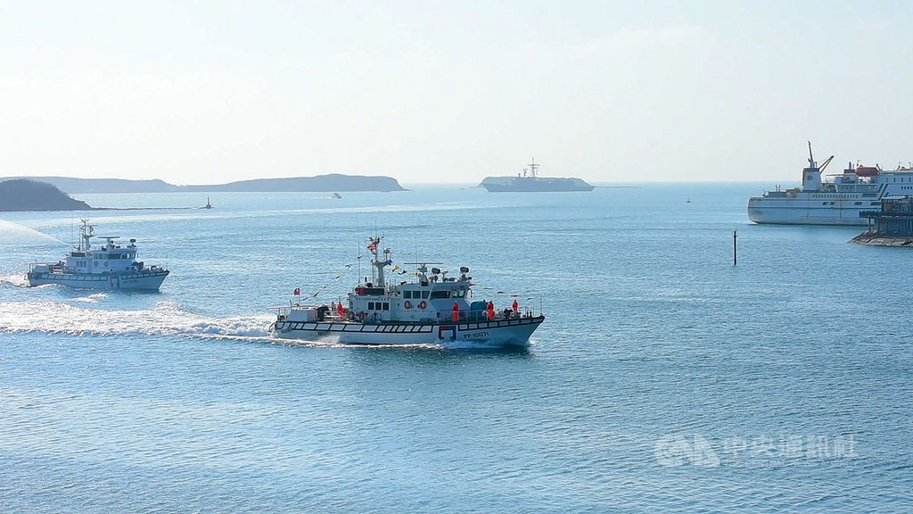 澎湖海巡隊新配發的PP-10071艇,14日由澎湖籍艇長許文錝帶隊駛抵馬公港,正式加入澎湖海巡行列,強化執法能量。(澎湖海巡隊提供)中央社 110年1月14日