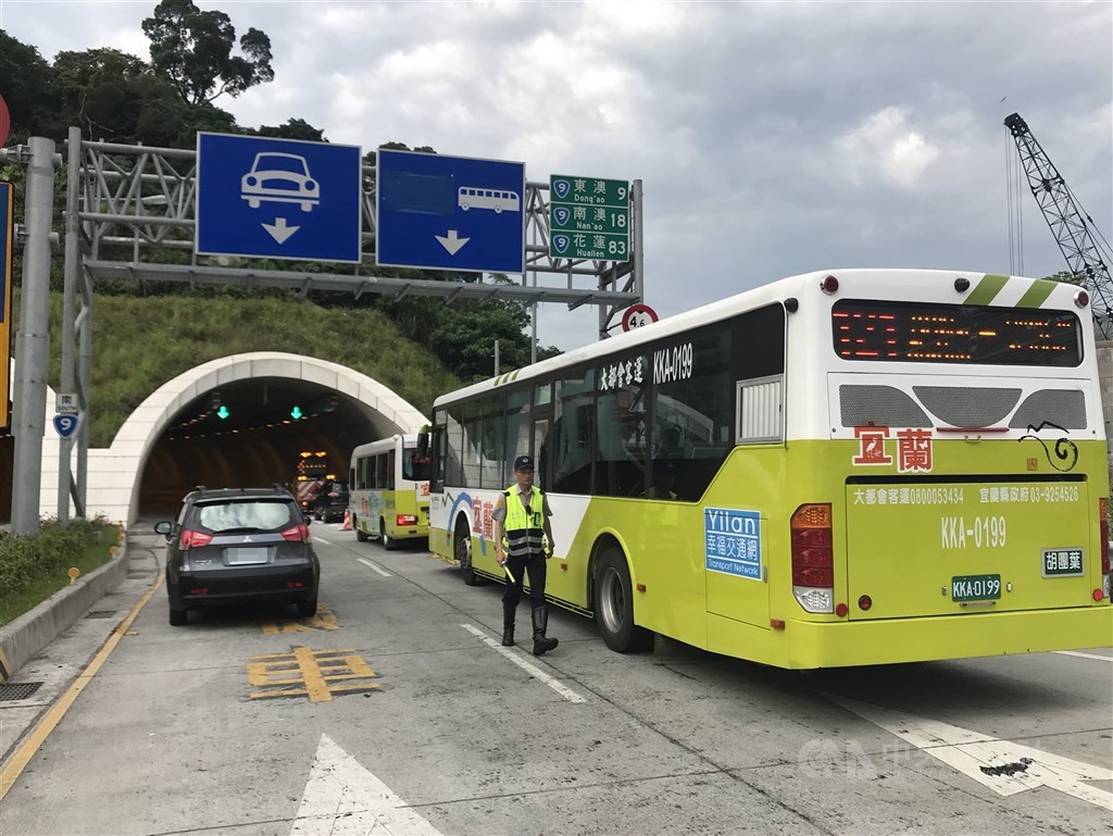公路總局14日宣布,蘇花改從今年春節起,每逢3天以上連續假期開放大客車行駛路肩。(中央社檔案照片)