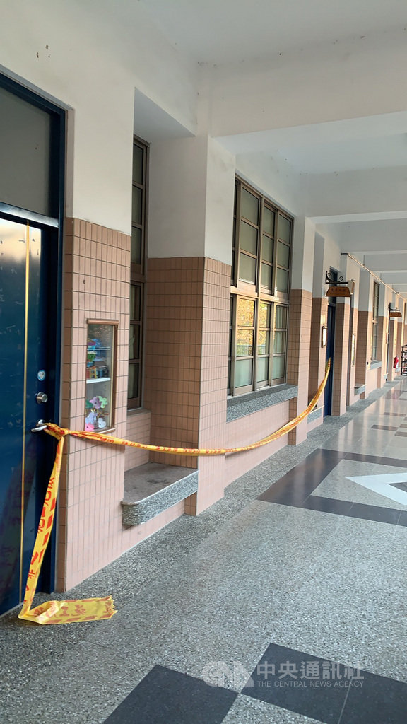 雲林縣鎮西國小13日發生教室磁磚爆裂,學校緊急拉封鎖線並將學生移到其它教室上課,校方14日請專業人士到校評估,預計在寒假期間汰換磁磚。(翻攝畫面)中央社記者姜宜菁傳真 110年1月14日