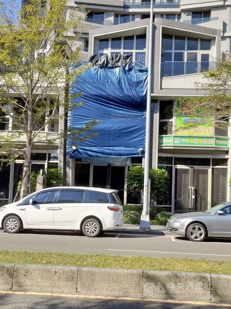 台中市南屯區龍富路一家當鋪3日凌晨遭人開了62槍,幸無人傷亡。警方案發後調閱監視器展開追捕,涉案彭姓男子事後攜槍自首,經檢方聲請羈押獲准。(民眾提供)中央社記者郝雪卿傳真 110年1月14日