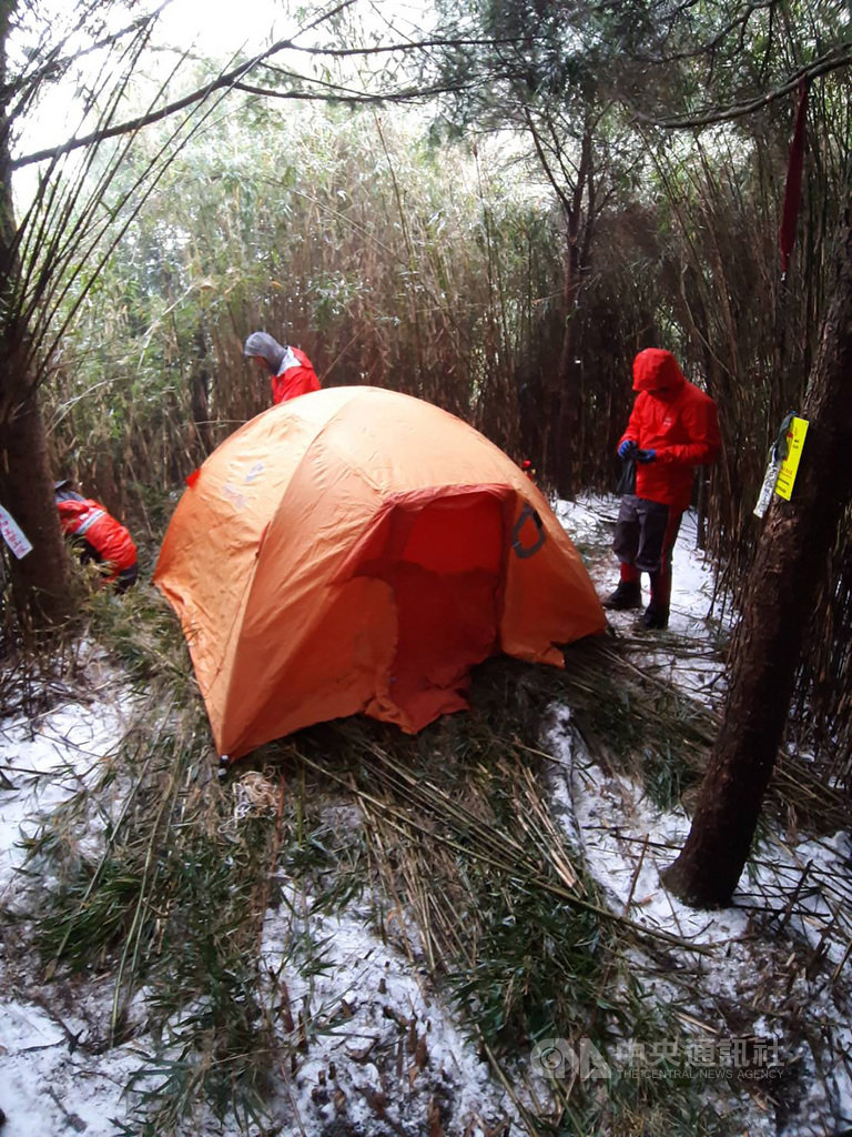 陳姓男子民國109年底隨隊單攻白姑大山迷路,失聯20天未被尋獲。台中市消防局連日派人上山搜尋,13日晚間在雪地上紮營。(台中市消防局提供)中央社記者趙麗妍傳真 110年1月14日