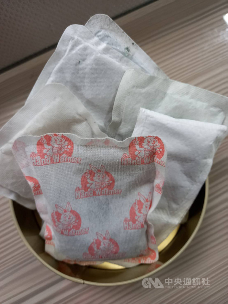 寒流接連來襲,暖暖包供不應求,由於暖暖包主要成分可用於填補棒球場地坑洞,基隆家扶中心也發起募集二手暖暖包活動,歡迎民眾踴躍捐獻。(基隆家扶中心提供)中央社記者王朝鈺傳真 110年1月14日