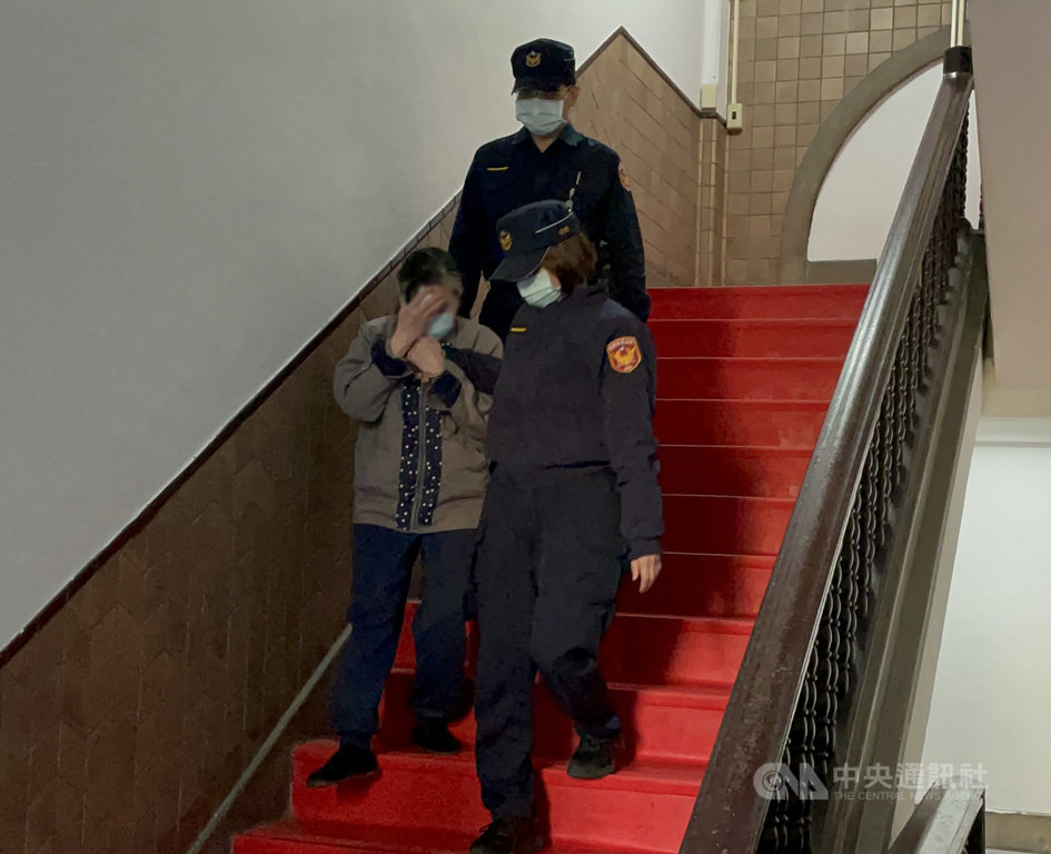 新北市魏姓婦人(前左)涉凌虐5歲外孫致死案,一審判她無期徒刑,經上訴,二審14日開庭,她庭上表示想要回家,保證不會亂跑,目前身體狀況因腳部有長「疔仔」毛囊炎,走路會痛而不良於行,血壓時常飆高,有定時吃藥。圖為魏婦庭後還押。中央社記者劉世怡攝 110年1月14日