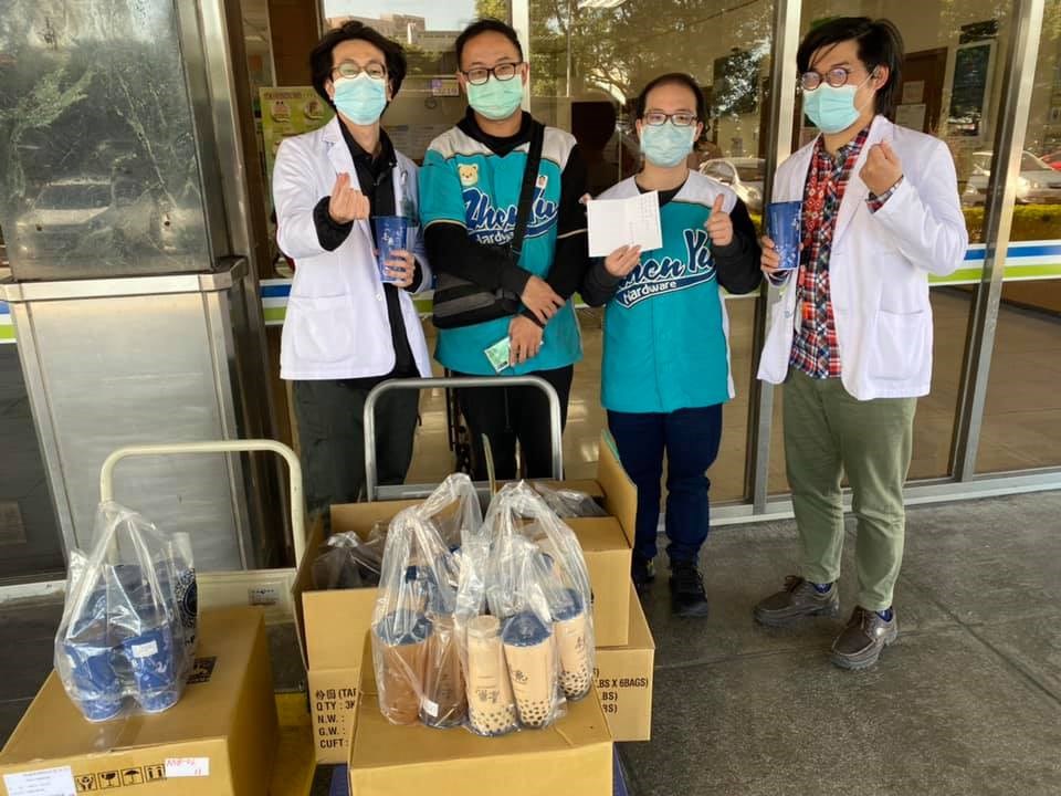 北部某醫院醫師及其護理師女友染疫,疫調足跡有振宇五金行桃園國際店,店家因此停業消毒2天。店家13日送飲料到該醫院「挺醫護」。(圖取自臉書facebook.com)