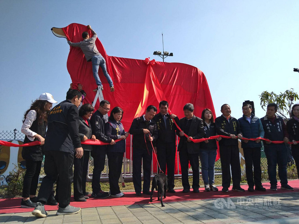 農委會補助嘉義縣政府設立「寵物認養推廣示範公園」,新港示範公園15日落成啟用,由縣長翁章梁(牽狗者)與新港鄉各界人士一同揭幕。中央社記者蔡智明攝 110年1月15日