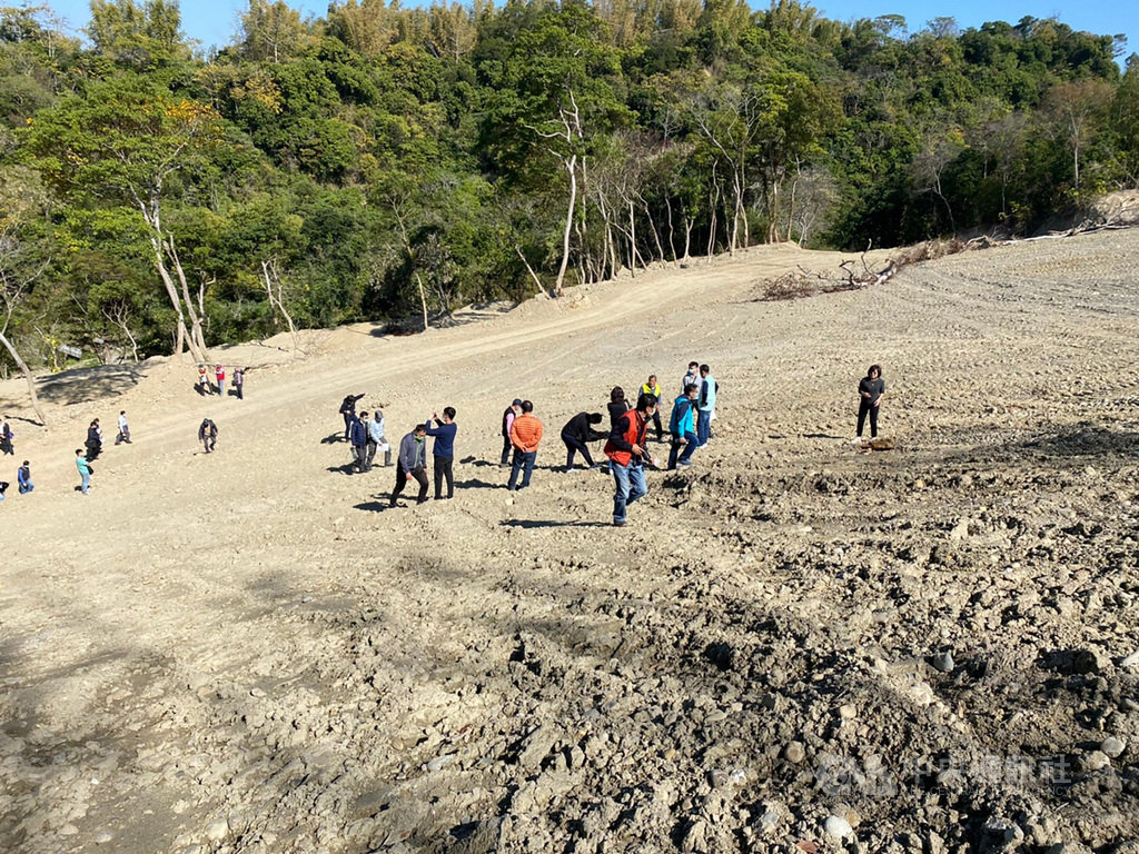 靠近八色鳥保育區的雲林縣斗六市咬狗段山林地遭非法開墾,雲林縣府15日表示,已依水土保持法裁罰,並限期業者改善,避免災害發生。(立委蘇治芬提供)中央社記者蔡智明傳真 110年1月15日