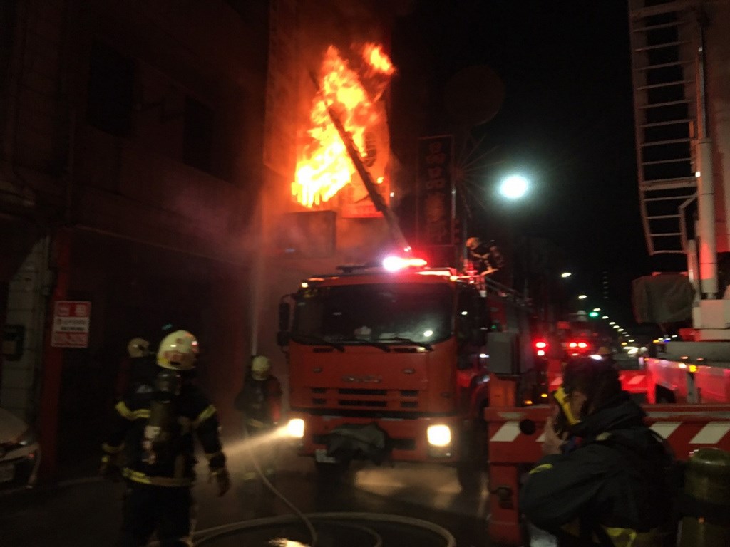 高雄鳳山一棟4樓透天厝15日凌晨因不明原因竄出濃濃火煙,警消出動大量人車到場搶救。(民眾提供)中央社記者洪學廣傳真 110年1月15日