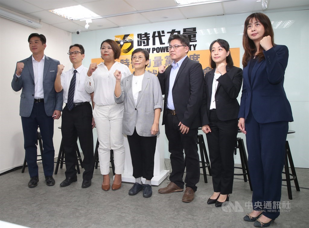 時代力量15日下午2時公告決策委員選舉結果。據了解,前3名分別為現任黨主席、立委陳椒華拿(右4)、立委王婉諭(右2)、邱顯智(右3)。圖為去年11月陳椒華就任時力黨主席記者會。(中央社檔案照片)